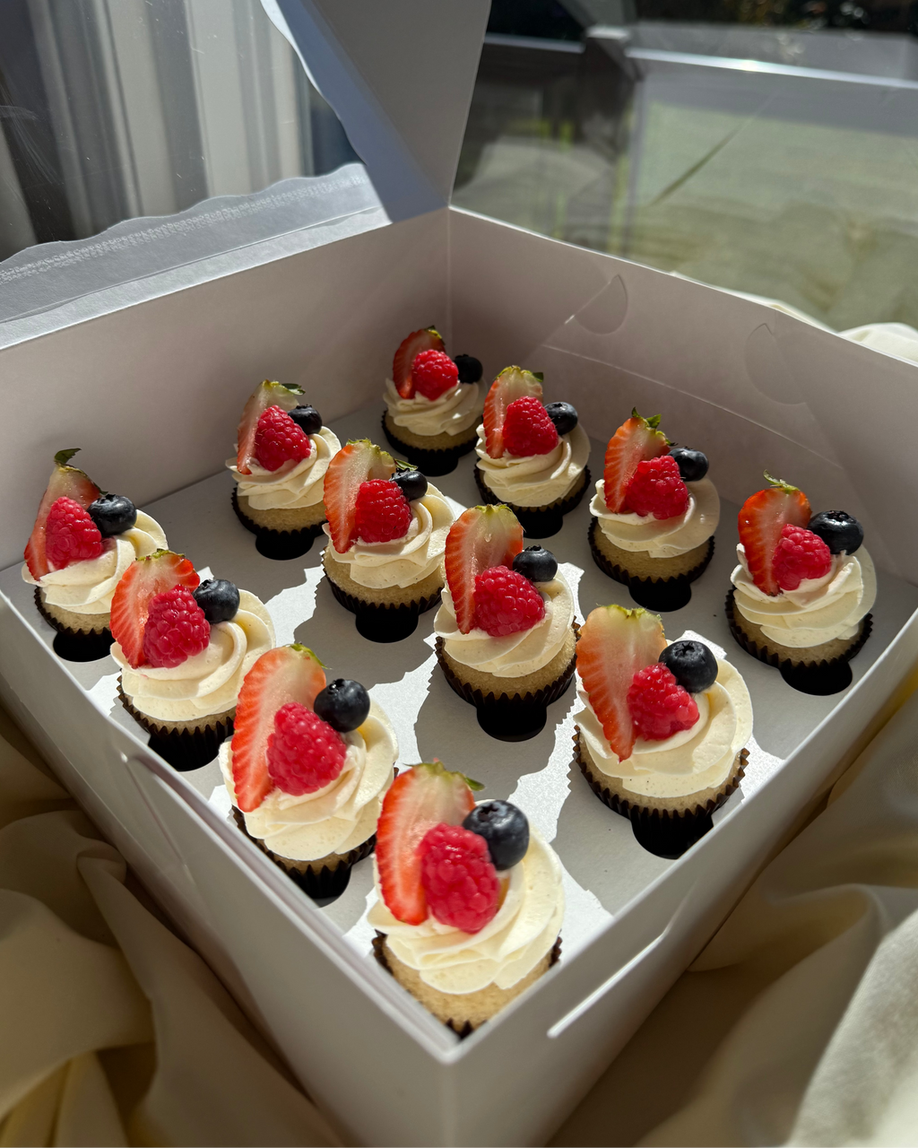 Deluxe Mini Cupcakes (1 dozen)