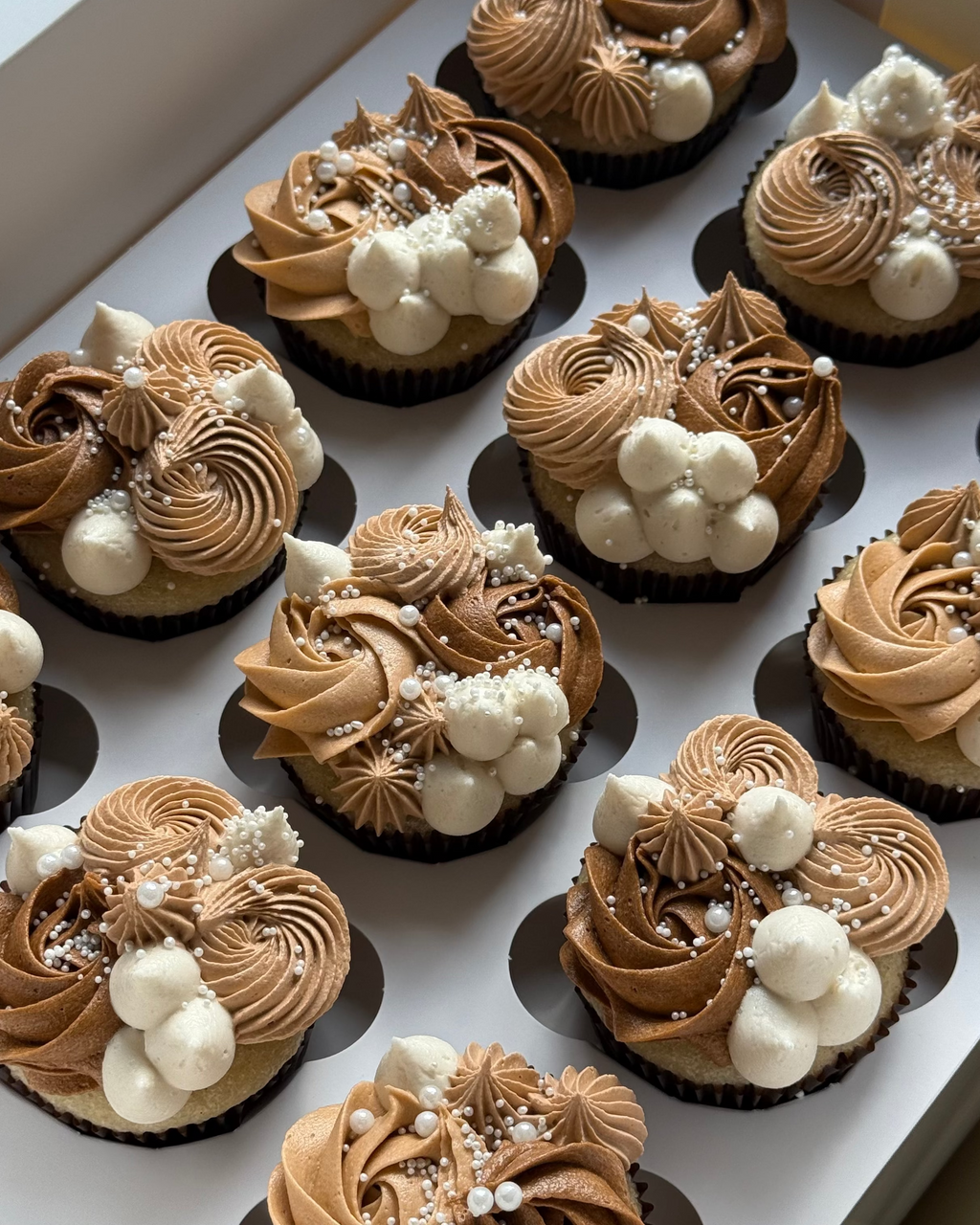 Deluxe Cupcakes (1 dozen)