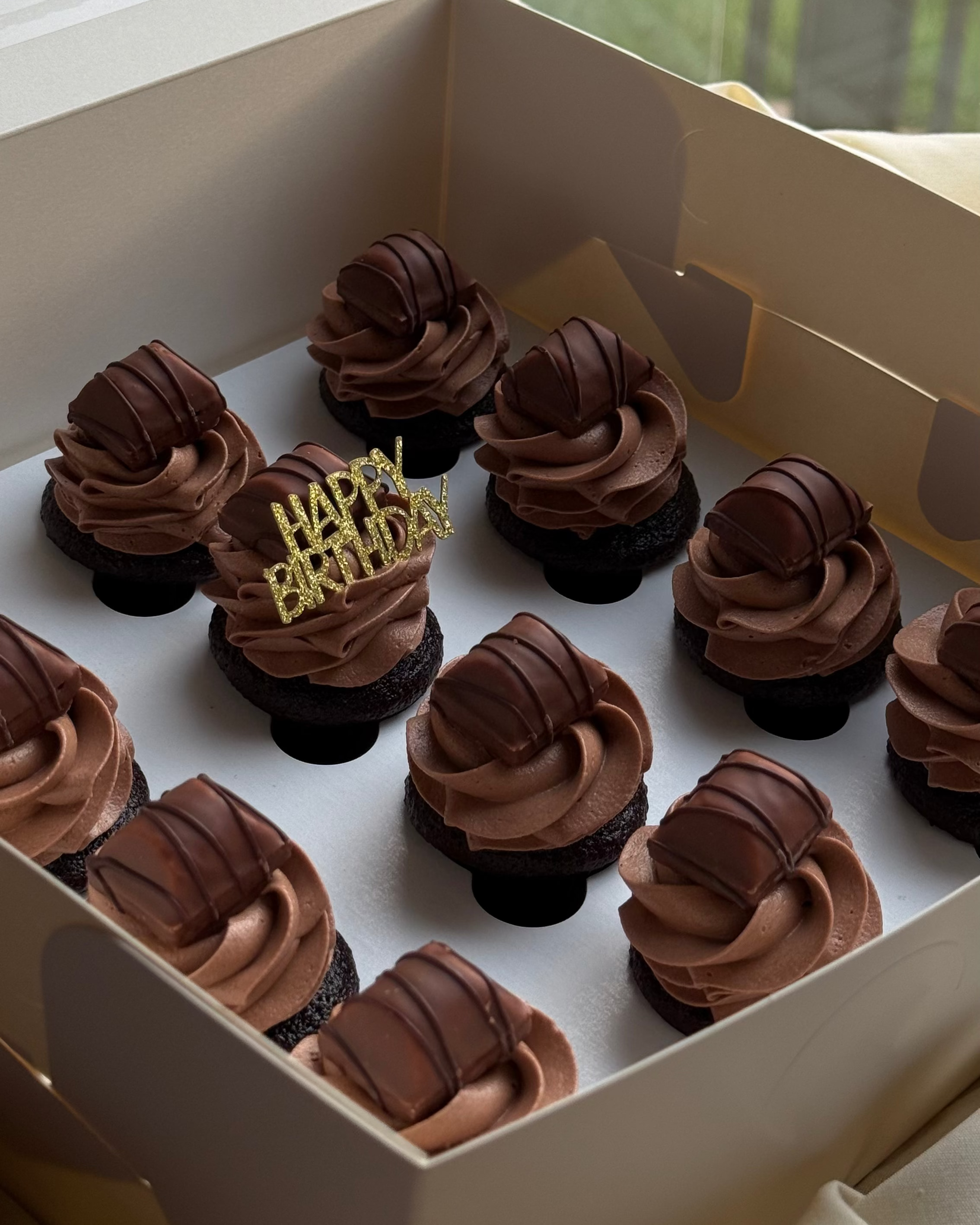 Deluxe Mini Cupcakes (1 dozen)